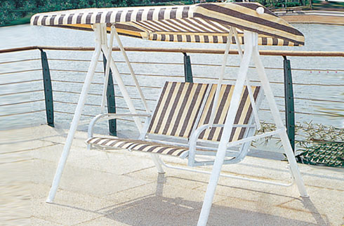 Xích đu sắt sân vườn có mái che